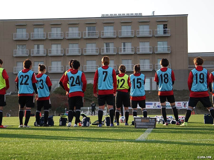 日本サッカー協会さんのインスタグラム写真 - (日本サッカー協会Instagram)「【2020.11.27 Training Photo②📸】#なでしこジャパン トレーニングマッチを経てチームコンセプトの浸透が加速  6対6のゴール前の攻防に続いて行われたトレーニングは、ピッチ内にコーンで作ったゲートを4箇所配置し、そこをボールあるいは選手が通過することでゴールを狙える、言わば攻撃のスイッチとなるルールを設けた7対7のメニューが行われました。ルールが複雑化する中でも集中を切らさず、トレーニングの意図を理解して狙いを持ってプレーするために、コーチ陣も途中プレーを止めて身振り手振りで、ときには実際にプレーして見せてチームコンセプトの浸透を図ります。  攻守に積極性を増す中で、課題でもあるミドルレンジのシュートも増えていき、攻撃のオプションを確実に積み上げた一日となりました。  なでしこジャパンのトレーニングキャンプは29日まで行われます。  ✅チームに密着した映像 #TeamCam は公式YouTubeチャンネル #JFATV で配信中📹  #jfa #daihyo #nadeshiko #Jヴィレッジ」11月28日 14時39分 - japanfootballassociation