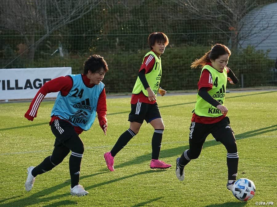 日本サッカー協会さんのインスタグラム写真 - (日本サッカー協会Instagram)「【2020.11.27 Training Photo②📸】#なでしこジャパン トレーニングマッチを経てチームコンセプトの浸透が加速  6対6のゴール前の攻防に続いて行われたトレーニングは、ピッチ内にコーンで作ったゲートを4箇所配置し、そこをボールあるいは選手が通過することでゴールを狙える、言わば攻撃のスイッチとなるルールを設けた7対7のメニューが行われました。ルールが複雑化する中でも集中を切らさず、トレーニングの意図を理解して狙いを持ってプレーするために、コーチ陣も途中プレーを止めて身振り手振りで、ときには実際にプレーして見せてチームコンセプトの浸透を図ります。  攻守に積極性を増す中で、課題でもあるミドルレンジのシュートも増えていき、攻撃のオプションを確実に積み上げた一日となりました。  なでしこジャパンのトレーニングキャンプは29日まで行われます。  ✅チームに密着した映像 #TeamCam は公式YouTubeチャンネル #JFATV で配信中📹  #jfa #daihyo #nadeshiko #Jヴィレッジ」11月28日 14時39分 - japanfootballassociation