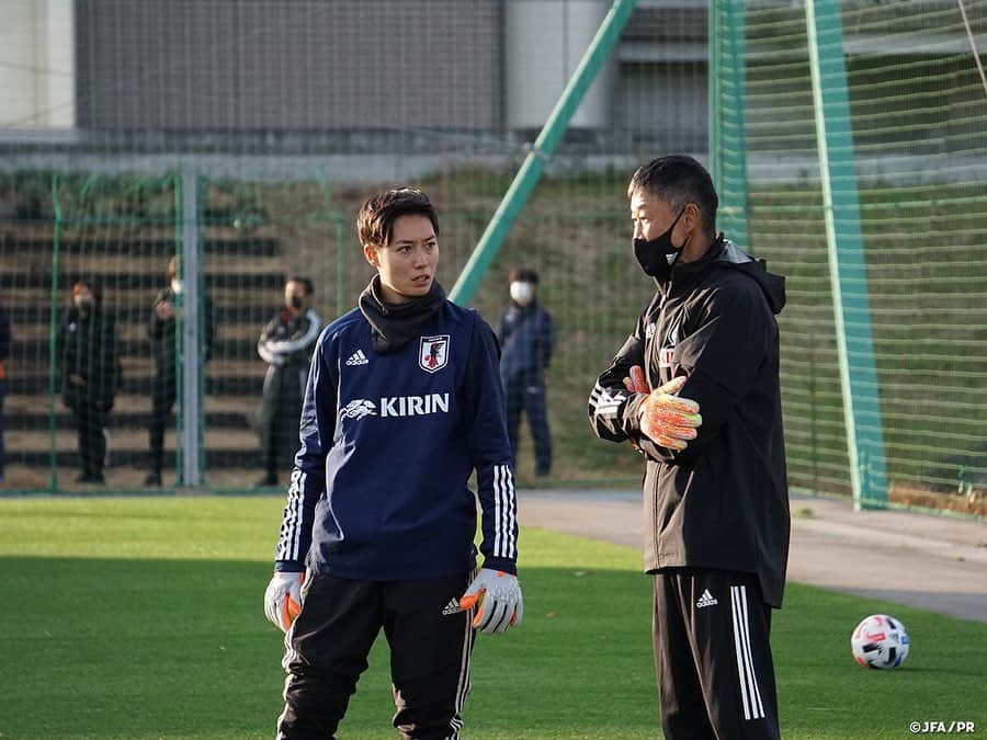 日本サッカー協会さんのインスタグラム写真 - (日本サッカー協会Instagram)「【2020.11.27 Training Photo②📸】#なでしこジャパン トレーニングマッチを経てチームコンセプトの浸透が加速  6対6のゴール前の攻防に続いて行われたトレーニングは、ピッチ内にコーンで作ったゲートを4箇所配置し、そこをボールあるいは選手が通過することでゴールを狙える、言わば攻撃のスイッチとなるルールを設けた7対7のメニューが行われました。ルールが複雑化する中でも集中を切らさず、トレーニングの意図を理解して狙いを持ってプレーするために、コーチ陣も途中プレーを止めて身振り手振りで、ときには実際にプレーして見せてチームコンセプトの浸透を図ります。  攻守に積極性を増す中で、課題でもあるミドルレンジのシュートも増えていき、攻撃のオプションを確実に積み上げた一日となりました。  なでしこジャパンのトレーニングキャンプは29日まで行われます。  ✅チームに密着した映像 #TeamCam は公式YouTubeチャンネル #JFATV で配信中📹  #jfa #daihyo #nadeshiko #Jヴィレッジ」11月28日 14時39分 - japanfootballassociation