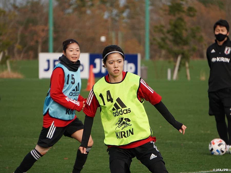日本サッカー協会さんのインスタグラム写真 - (日本サッカー協会Instagram)「【2020.11.27 Training Photo②📸】#なでしこジャパン トレーニングマッチを経てチームコンセプトの浸透が加速  6対6のゴール前の攻防に続いて行われたトレーニングは、ピッチ内にコーンで作ったゲートを4箇所配置し、そこをボールあるいは選手が通過することでゴールを狙える、言わば攻撃のスイッチとなるルールを設けた7対7のメニューが行われました。ルールが複雑化する中でも集中を切らさず、トレーニングの意図を理解して狙いを持ってプレーするために、コーチ陣も途中プレーを止めて身振り手振りで、ときには実際にプレーして見せてチームコンセプトの浸透を図ります。  攻守に積極性を増す中で、課題でもあるミドルレンジのシュートも増えていき、攻撃のオプションを確実に積み上げた一日となりました。  なでしこジャパンのトレーニングキャンプは29日まで行われます。  ✅チームに密着した映像 #TeamCam は公式YouTubeチャンネル #JFATV で配信中📹  #jfa #daihyo #nadeshiko #Jヴィレッジ」11月28日 14時39分 - japanfootballassociation
