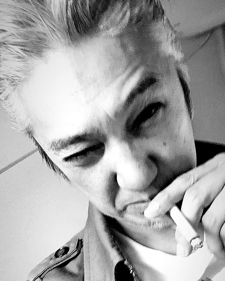 イマイアキノブのインスタグラム：「ꥄ では この大風に乗って 歌舞伎町まで飛んでいくぜ  #imaiakinobu  #イマイアキノブ」