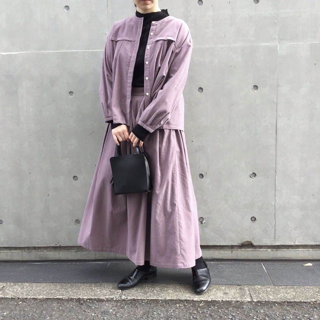 l'atelier du savonさんのインスタグラム写真 - (l'atelier du savonInstagram)「. . // staff coordinate // . .  コーディネートが一気に 秋冬らしくなる コーデュロイのシリーズ。 カジュアルにも 少しきれいめにも合う 細めのコーデュロイで ブラウスはタートルニットや コットンブラウスを 中に合わせても◎ セットアップコーデもオススメです⭐︎ .  @latelierdusavon_  . . Ｃ／コーデュロイブラウス ¥11,800+tax . C/コーデュロイタックスカート ¥13,800+tax . . #latelierdusavon#アトリエドゥサボン #figlondon#フィグロンドン#iami#アイアムアイ#コーディネート#コーデュロイ#コーデュロイコーデ#セットアップ#セットアップコーデ」11月28日 14時32分 - latelier_du_savon_official