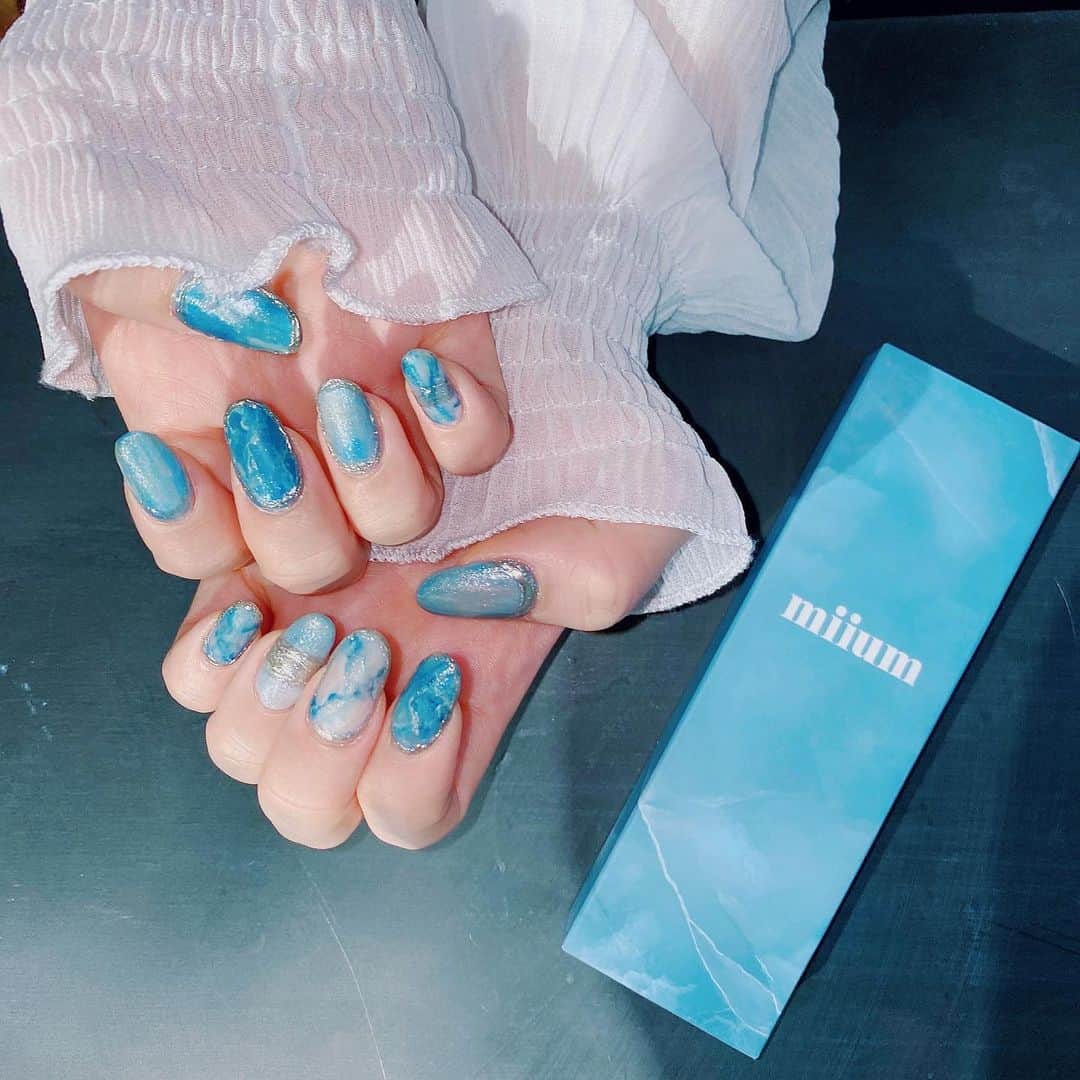 新希咲乃さんのインスタグラム写真 - (新希咲乃Instagram)「New...💅🏻  miiumのパケをイメージした ネイルをしたよ〜♡ 大理石ネイルだから、1本1本大変だったけど、めっちゃお気に入り💎  良かったらみんなもオソロに…笑 やっぱ青は手が綺麗に見える♡」11月28日 14時32分 - niki_sakino
