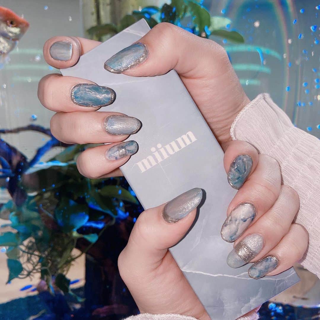 のインスタグラム：「New...💅🏻  miiumのパケをイメージした ネイルをしたよ〜♡ 大理石ネイルだから、1本1本大変だったけど、めっちゃお気に入り💎  良かったらみんなもオソロに…笑 やっぱ青は手が綺麗に見える♡」