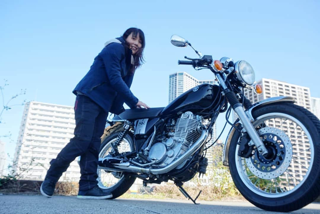 小野木里奈さんのインスタグラム写真 - (小野木里奈Instagram)「_ ☀️🏍️ . YAMAHA SR400 . . . #bike #bikelife #biker #bike_japan #bikelove #bikerlifestyle #bikestagram #bikegirl #motorcycle #motorbike #motostagram #sr400 #yamahasr400 #sr #agvhelmets #giacomoagostini #yamahabike #sr女子 #yamahaが美しい #バイク好きな人と繋がりたい #バイク女子 #バイク試乗会 #バイクのある風景 #バイク乗りと繋がりたい #バイク好き #バイクスタグラム #バイク初心者 #バイク日和 #ヤマハが美しい #ヤマハバイク」11月28日 14時33分 - rina_onogi