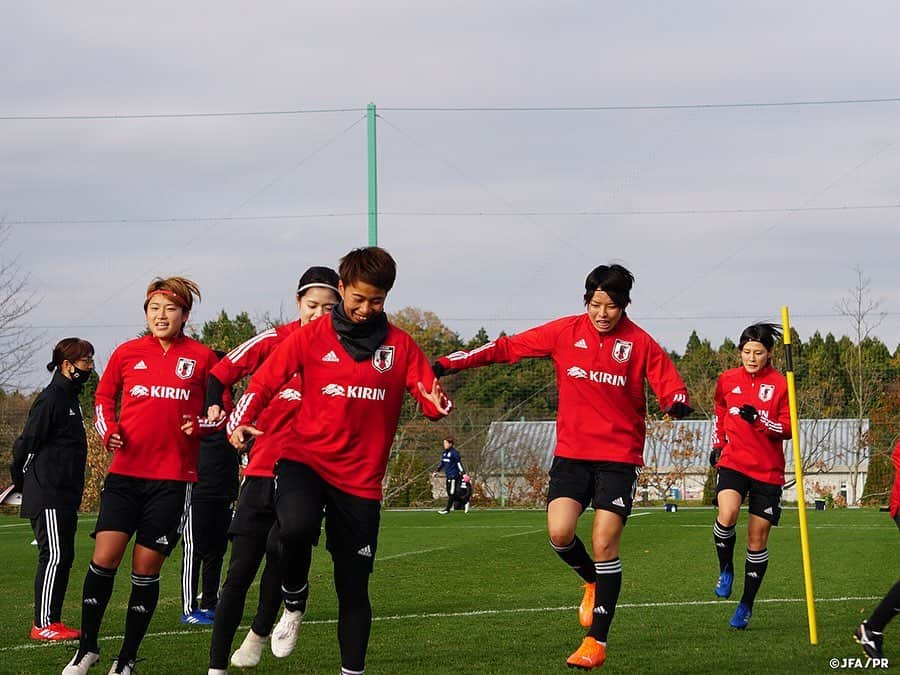 日本サッカー協会さんのインスタグラム写真 - (日本サッカー協会Instagram)「【2020.11.27 Training Photo①📸】#なでしこジャパン トレーニングマッチを経てチームコンセプトの浸透が加速  前日に男子高校生との合同トレーニングとトレーニングマッチを行ったなでしこジャパンは27日(金)、午後にトレーニングを行いました。  昼食の前に開かれたチームミーティングはトレーニングマッチを振り返る時間となり、#高倉麻子 監督が選手にそれぞれが感じた収穫と課題について話をさせる場面もありました。  「入ってから終わるまで集中して」と切り出した高倉監督はさらに「徐々に上げていくのではなく、試合の開始時には集中度が高まっているように。それを習慣化させないと」と続け、午後のトレーニングは皆引き締まった表情で始まりました。  この日のトレーニングテーマが攻撃に注力したものであることは選手に伝えられていましたが、守備があっての攻撃のトレーニングということで、選手には常に攻守の切り替えが求められるメニューが続きます。  ✅チームに密着した映像 #TeamCam は公式YouTubeチャンネル #JFATV で配信中📹  #jfa #daihyo #nadeshiko #Jヴィレッジ」11月28日 14時36分 - japanfootballassociation