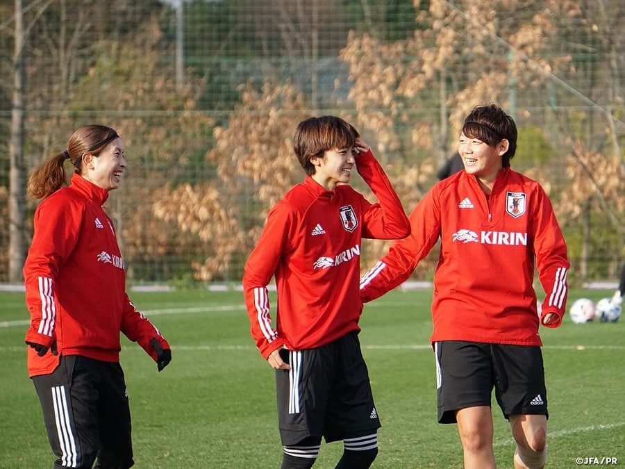 日本サッカー協会さんのインスタグラム写真 - (日本サッカー協会Instagram)「【2020.11.27 Training Photo①📸】#なでしこジャパン トレーニングマッチを経てチームコンセプトの浸透が加速  前日に男子高校生との合同トレーニングとトレーニングマッチを行ったなでしこジャパンは27日(金)、午後にトレーニングを行いました。  昼食の前に開かれたチームミーティングはトレーニングマッチを振り返る時間となり、#高倉麻子 監督が選手にそれぞれが感じた収穫と課題について話をさせる場面もありました。  「入ってから終わるまで集中して」と切り出した高倉監督はさらに「徐々に上げていくのではなく、試合の開始時には集中度が高まっているように。それを習慣化させないと」と続け、午後のトレーニングは皆引き締まった表情で始まりました。  この日のトレーニングテーマが攻撃に注力したものであることは選手に伝えられていましたが、守備があっての攻撃のトレーニングということで、選手には常に攻守の切り替えが求められるメニューが続きます。  ✅チームに密着した映像 #TeamCam は公式YouTubeチャンネル #JFATV で配信中📹  #jfa #daihyo #nadeshiko #Jヴィレッジ」11月28日 14時36分 - japanfootballassociation