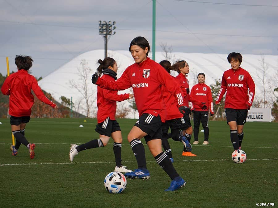 日本サッカー協会さんのインスタグラム写真 - (日本サッカー協会Instagram)「【2020.11.27 Training Photo①📸】#なでしこジャパン トレーニングマッチを経てチームコンセプトの浸透が加速  前日に男子高校生との合同トレーニングとトレーニングマッチを行ったなでしこジャパンは27日(金)、午後にトレーニングを行いました。  昼食の前に開かれたチームミーティングはトレーニングマッチを振り返る時間となり、#高倉麻子 監督が選手にそれぞれが感じた収穫と課題について話をさせる場面もありました。  「入ってから終わるまで集中して」と切り出した高倉監督はさらに「徐々に上げていくのではなく、試合の開始時には集中度が高まっているように。それを習慣化させないと」と続け、午後のトレーニングは皆引き締まった表情で始まりました。  この日のトレーニングテーマが攻撃に注力したものであることは選手に伝えられていましたが、守備があっての攻撃のトレーニングということで、選手には常に攻守の切り替えが求められるメニューが続きます。  ✅チームに密着した映像 #TeamCam は公式YouTubeチャンネル #JFATV で配信中📹  #jfa #daihyo #nadeshiko #Jヴィレッジ」11月28日 14時36分 - japanfootballassociation