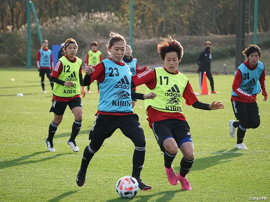 日本サッカー協会さんのインスタグラム写真 - (日本サッカー協会Instagram)「【2020.11.27 Training Photo①📸】#なでしこジャパン トレーニングマッチを経てチームコンセプトの浸透が加速  前日に男子高校生との合同トレーニングとトレーニングマッチを行ったなでしこジャパンは27日(金)、午後にトレーニングを行いました。  昼食の前に開かれたチームミーティングはトレーニングマッチを振り返る時間となり、#高倉麻子 監督が選手にそれぞれが感じた収穫と課題について話をさせる場面もありました。  「入ってから終わるまで集中して」と切り出した高倉監督はさらに「徐々に上げていくのではなく、試合の開始時には集中度が高まっているように。それを習慣化させないと」と続け、午後のトレーニングは皆引き締まった表情で始まりました。  この日のトレーニングテーマが攻撃に注力したものであることは選手に伝えられていましたが、守備があっての攻撃のトレーニングということで、選手には常に攻守の切り替えが求められるメニューが続きます。  ✅チームに密着した映像 #TeamCam は公式YouTubeチャンネル #JFATV で配信中📹  #jfa #daihyo #nadeshiko #Jヴィレッジ」11月28日 14時36分 - japanfootballassociation