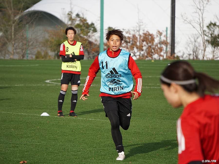日本サッカー協会さんのインスタグラム写真 - (日本サッカー協会Instagram)「【2020.11.27 Training Photo①📸】#なでしこジャパン トレーニングマッチを経てチームコンセプトの浸透が加速  前日に男子高校生との合同トレーニングとトレーニングマッチを行ったなでしこジャパンは27日(金)、午後にトレーニングを行いました。  昼食の前に開かれたチームミーティングはトレーニングマッチを振り返る時間となり、#高倉麻子 監督が選手にそれぞれが感じた収穫と課題について話をさせる場面もありました。  「入ってから終わるまで集中して」と切り出した高倉監督はさらに「徐々に上げていくのではなく、試合の開始時には集中度が高まっているように。それを習慣化させないと」と続け、午後のトレーニングは皆引き締まった表情で始まりました。  この日のトレーニングテーマが攻撃に注力したものであることは選手に伝えられていましたが、守備があっての攻撃のトレーニングということで、選手には常に攻守の切り替えが求められるメニューが続きます。  ✅チームに密着した映像 #TeamCam は公式YouTubeチャンネル #JFATV で配信中📹  #jfa #daihyo #nadeshiko #Jヴィレッジ」11月28日 14時36分 - japanfootballassociation