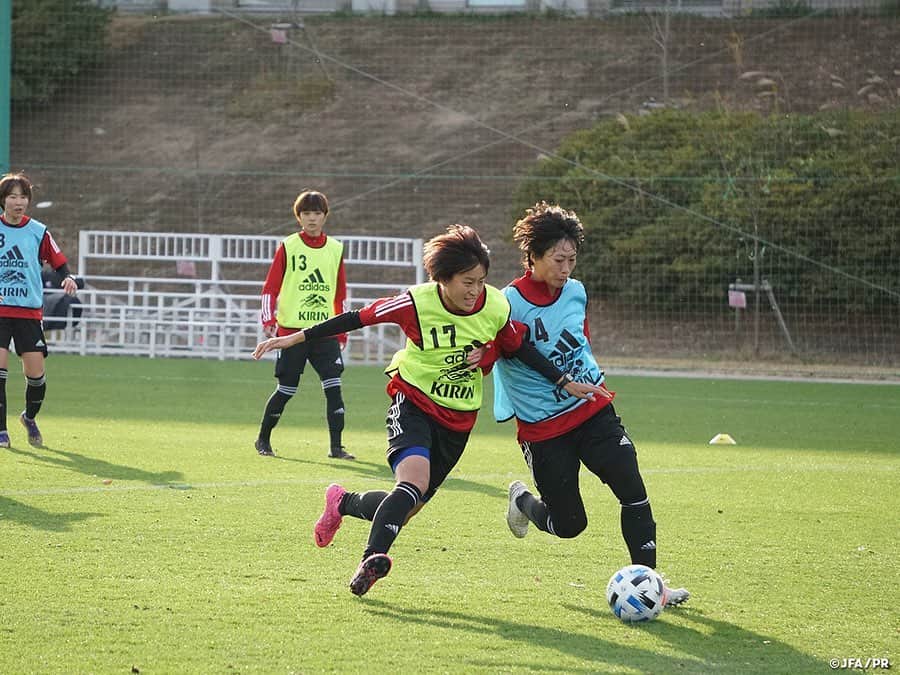 日本サッカー協会さんのインスタグラム写真 - (日本サッカー協会Instagram)「【2020.11.27 Training Photo①📸】#なでしこジャパン トレーニングマッチを経てチームコンセプトの浸透が加速  前日に男子高校生との合同トレーニングとトレーニングマッチを行ったなでしこジャパンは27日(金)、午後にトレーニングを行いました。  昼食の前に開かれたチームミーティングはトレーニングマッチを振り返る時間となり、#高倉麻子 監督が選手にそれぞれが感じた収穫と課題について話をさせる場面もありました。  「入ってから終わるまで集中して」と切り出した高倉監督はさらに「徐々に上げていくのではなく、試合の開始時には集中度が高まっているように。それを習慣化させないと」と続け、午後のトレーニングは皆引き締まった表情で始まりました。  この日のトレーニングテーマが攻撃に注力したものであることは選手に伝えられていましたが、守備があっての攻撃のトレーニングということで、選手には常に攻守の切り替えが求められるメニューが続きます。  ✅チームに密着した映像 #TeamCam は公式YouTubeチャンネル #JFATV で配信中📹  #jfa #daihyo #nadeshiko #Jヴィレッジ」11月28日 14時36分 - japanfootballassociation