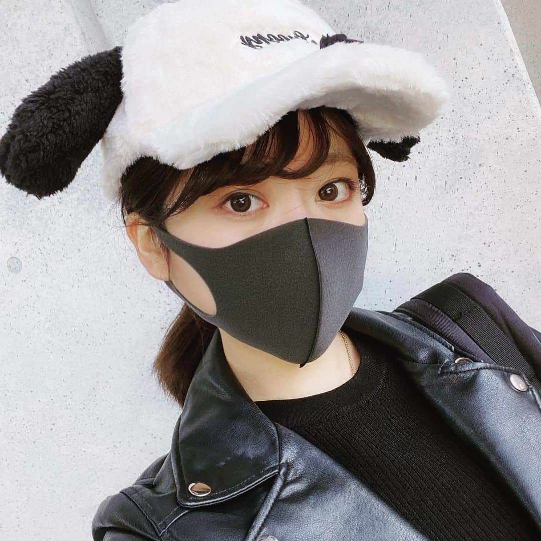 中谷彩伽のインスタグラム：「. マスクはブラックか、ピンク派(๑•̀ㅂ•́)و✧ 最近カーキもいいなあって思ったり💭 . この前、楽天で人気の洗えるマスクを1枚入りだと思って5セット買ったら、まさかの5枚入りで同じの25枚きたの😱 5分くらいで売り切れるやつだから急いでしまった( ˊᵕˋ ;)💦 . #マスク #pittamask #ブラックマスク #ユニバコーデ #スヌーピーコーデ #ライダースジャケット」
