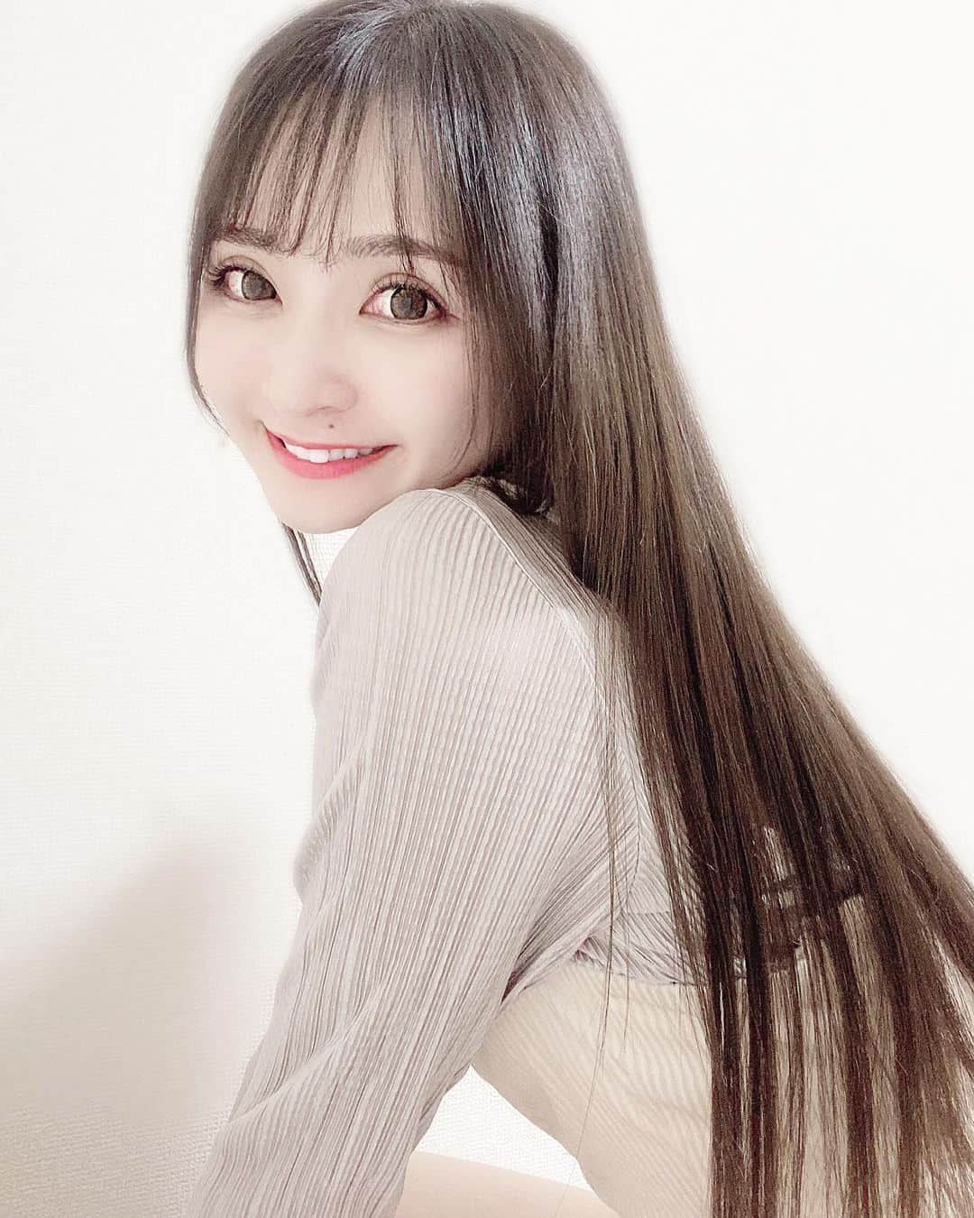 藤後 沙織 とうごさおりのインスタグラム：「こないだお久しぶりの @hara919 さんとこでヘアメンテ☻ つやっつやになったよ〜！！！ その秘密はイノアカラー♥︎ オイルが60%含まれてるから仕上がりがしっとりしてて全然パサつかないの。 トリートメントも超音波を使って髪の内部に成分をしっかり浸透させてくれるから1週間経っても手触りのよさが続いてるよ💓 3枚目はブローしただけの髪だけどツヤがすごい✨ 原さんめーっちゃおもしろいので一瞬で時間が過ぎて、気づいたらパサパサだった髪がツヤツヤで、前髪も良い感じに😉 さすが前髪と言えばの原様です👌 ・ 私のインスタ見たって言ってもらえたら、 なんとトリートメントサービスしてくれるみたい♫ ぜひ行ってみてね🤗 ・ #ロンドフィーユ#ロンドフィーユ銀座#銀座 #銀座美容室#前髪#シースルー前髪#前髪カット#韓国メイク #韓国前髪#韓国好き#トリートメント#イノアカラー#ionaカラー#ヘアケア#ツヤ髪」