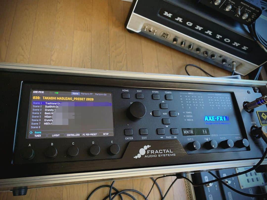 のインスタグラム：「毎年色んなアーティストのバックアップの際、使っているFractal AXE-FXIII。今年も春から目一杯使う予定だったけど、全ておあずけになってしまいアップデートもしないまま放置されてたFXIII。 今年はコイツで何にも出来なかったけれど、こんな時だからこそ(？)コイツで何か出来ないかと考えてみました。 音に元気を貰い、音で生活して来た私が出来る事は音を届けることしか出来ない。 数々のアーティストをサポートしてくれた私のプリセット(7プリセット)これをご希望の方がいれば、フリーダウンロード…差し上げます。 ほんの気持ちばかりの🎄🎁🎅 詳細は正規ディーラーから」