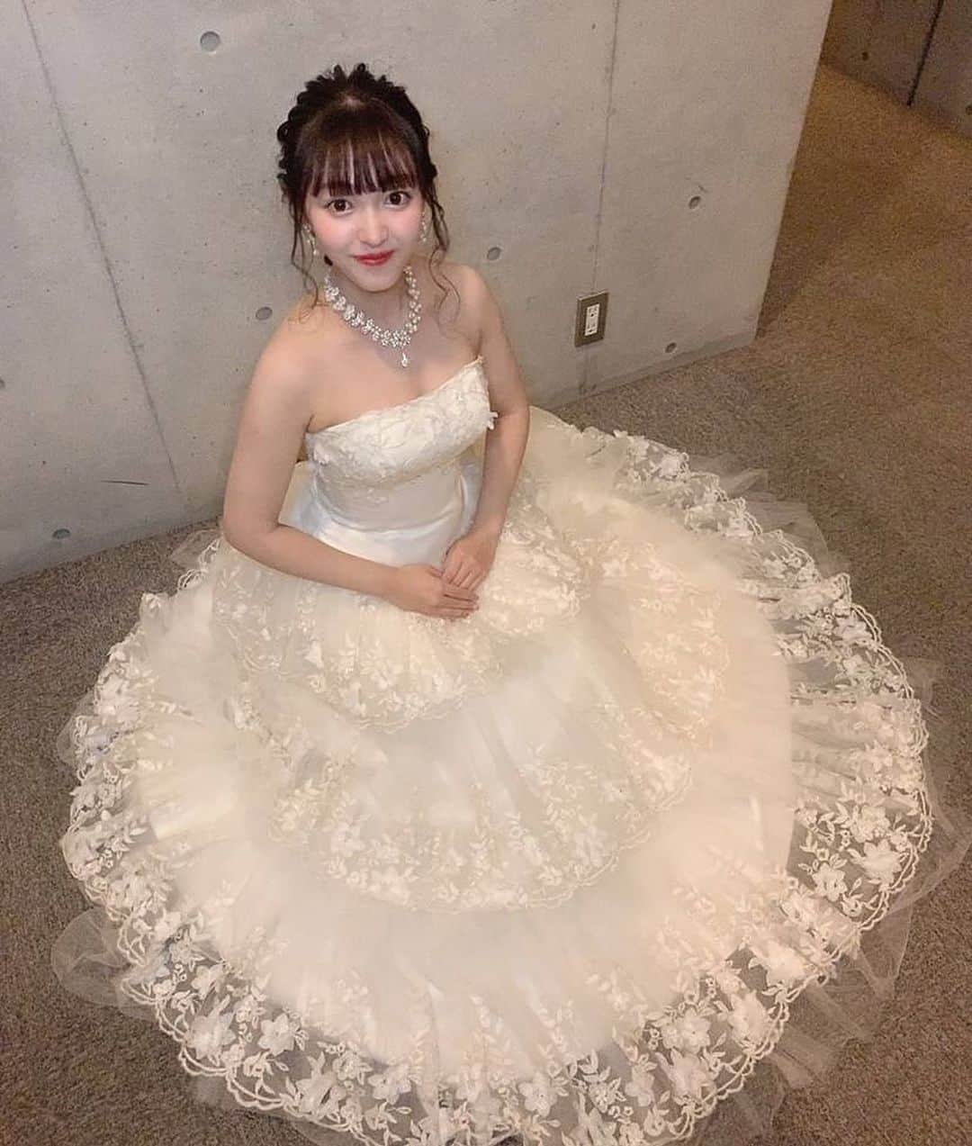 のインスタグラム：「S・R・Y Dress様からミスコン当日のウェディングドレスをお借りし、クライアント賞でパーティードレスも頂きました✨  ありがとうございます💓  3段になっている花柄のレースは、今しか着れない可愛いさで、ステージ上を華やかにしてくれました🌷🌻🌹 https://www.rakuten.co.jp/sry-dress/ http://www.sry-dress.com/」