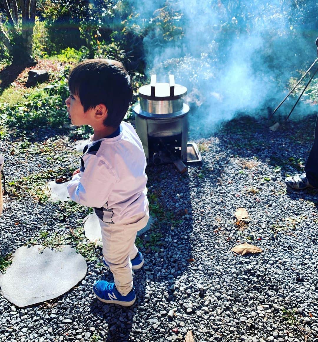 玉城ちはるのインスタグラム：「講演のあと、　釜で炊いたご飯を❤️  息子は薪をくべるのが楽しくて仕方ない笑笑」