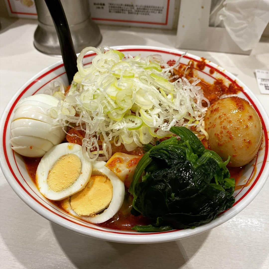 rasuのインスタグラム：「蒙古タンメン中本川崎店 北極やさいシャキシャキ10倍麺半分 北極味玉ゆでたまごネギほうれん草  今日も北極やさいシャキシャキは最高だった…  限定じゃないの久々٩( ᐛ )و  さぁ帰って仕事しよ←  #蒙古タンメン中本 #蒙古タンメン中本川崎店 #北極やさいシャキシャキ #ラーメン」