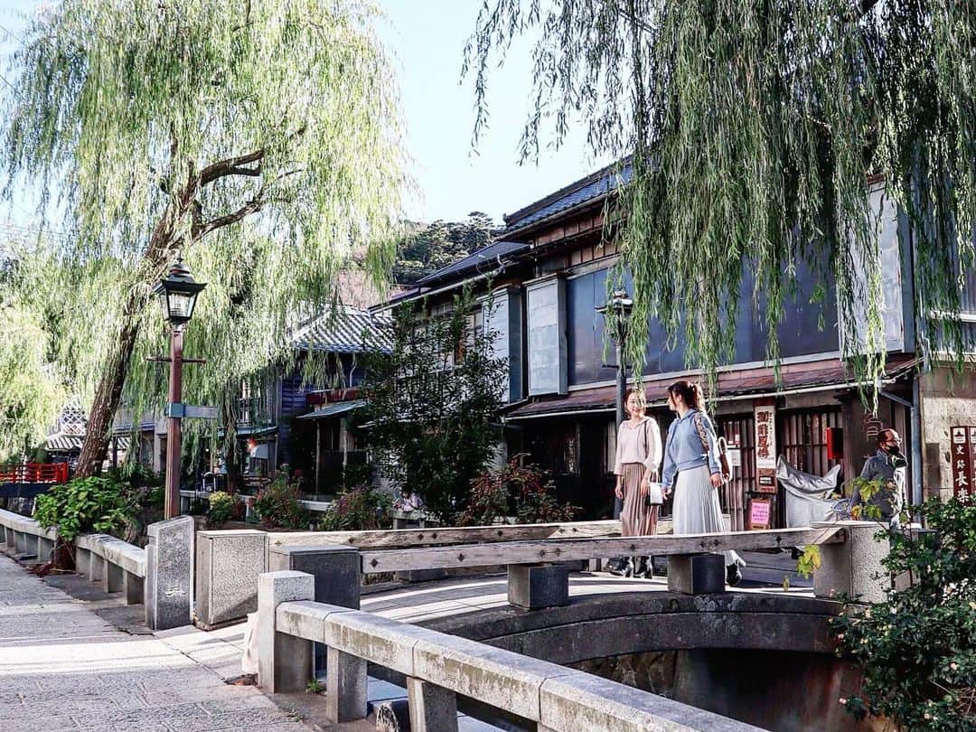 能美黎子さんのインスタグラム写真 - (能美黎子Instagram)「・ ペリーロード。 ・ 下田条約締結の際に、 ペリー提督一行が下田港から了仙寺まで歩いた 400mほどの道。 ・ 道の両脇には昔ながらの外観のお店があって タイムスリップしたかのような雰囲気を楽しめました。 ・ レトロな雰囲気が好き。 ・ 「OZのよりみちIzukoツアー」 Izukoでスマートトリップ！伊豆ツアー @tokyo_joshibu  ・ #Izuko旅#OZの女子旅#東京女子部#伊豆女子旅#伊豆旅#お出かけスポット #伊豆旅行 #東伊豆 #大人女子旅 #週末旅行 #週末の過ごし方 #休日の過ごし方 #たびじょ#おすすめスポット #旅したくなるフォト #美黎旅 #たびすたぐらむ #絶景スポット #ダレカニミセタイケシキ  #撮影スポット#ペリーロード #ペリーロード散策 #下田ペリーロード #下田散策 #下田カフェ #レトロな雰囲気 #レトロな街並み #サブカル#下田条約締結#下田港」11月28日 14時58分 - reikonohmi