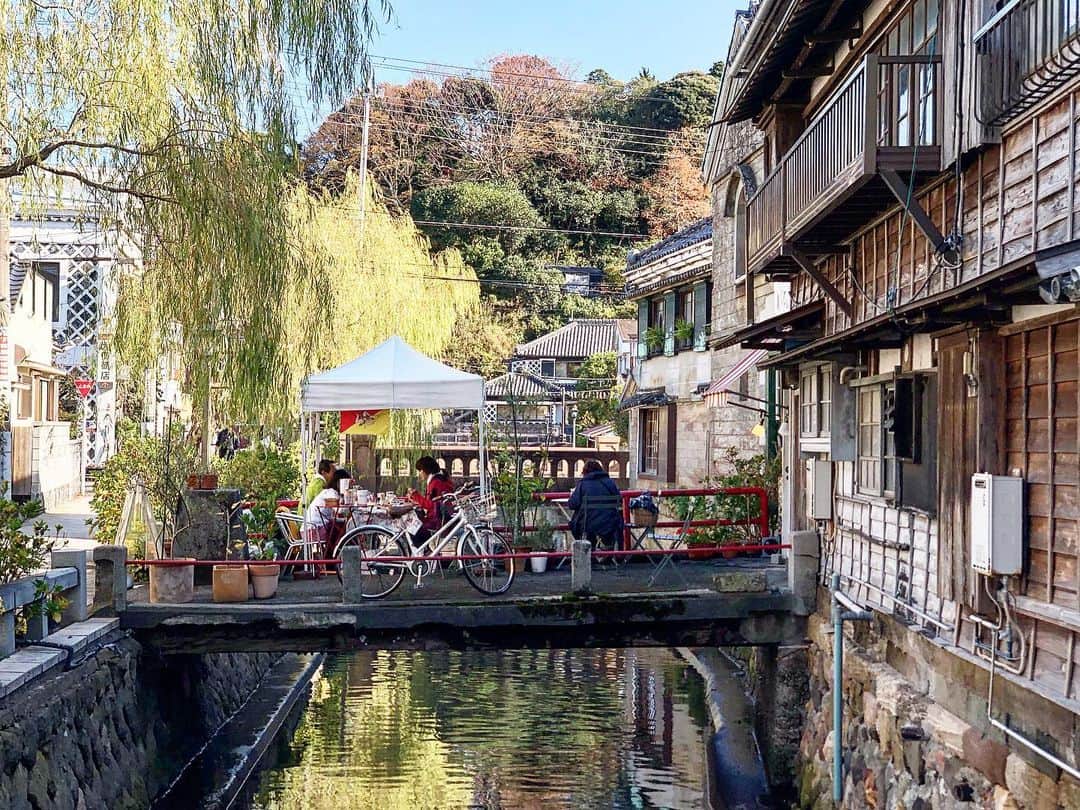 能美黎子さんのインスタグラム写真 - (能美黎子Instagram)「・ ペリーロード。 ・ 下田条約締結の際に、 ペリー提督一行が下田港から了仙寺まで歩いた 400mほどの道。 ・ 道の両脇には昔ながらの外観のお店があって タイムスリップしたかのような雰囲気を楽しめました。 ・ レトロな雰囲気が好き。 ・ 「OZのよりみちIzukoツアー」 Izukoでスマートトリップ！伊豆ツアー @tokyo_joshibu  ・ #Izuko旅#OZの女子旅#東京女子部#伊豆女子旅#伊豆旅#お出かけスポット #伊豆旅行 #東伊豆 #大人女子旅 #週末旅行 #週末の過ごし方 #休日の過ごし方 #たびじょ#おすすめスポット #旅したくなるフォト #美黎旅 #たびすたぐらむ #絶景スポット #ダレカニミセタイケシキ  #撮影スポット#ペリーロード #ペリーロード散策 #下田ペリーロード #下田散策 #下田カフェ #レトロな雰囲気 #レトロな街並み #サブカル#下田条約締結#下田港」11月28日 14時58分 - reikonohmi