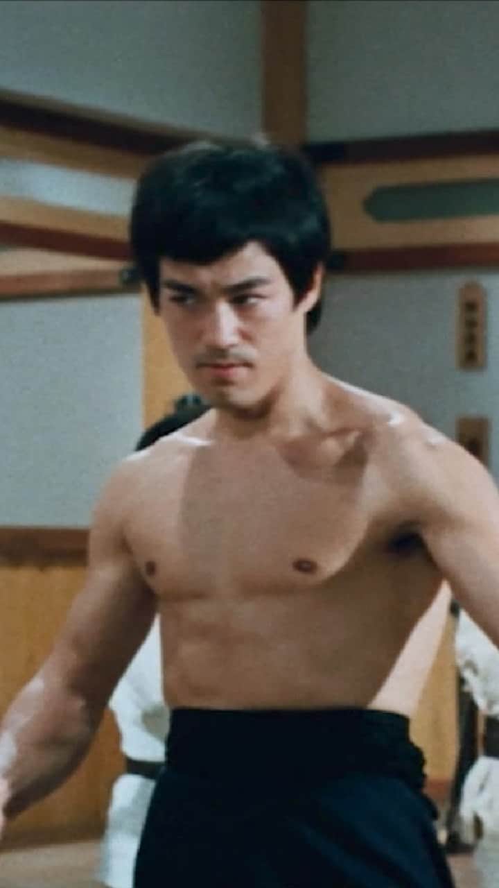 WATCHA(ウォッチャ) / 映画、ドラマ、アニメのインスタグラム：「伝説のスター✨ ブルース・リー生誕80周年記念👏  #ブルースリー 祭り🎬  映画「#ドラゴン怒りの鉄拳」の道場シーン！！  #李小龍 #ブルースリー   #watchaで配信中」