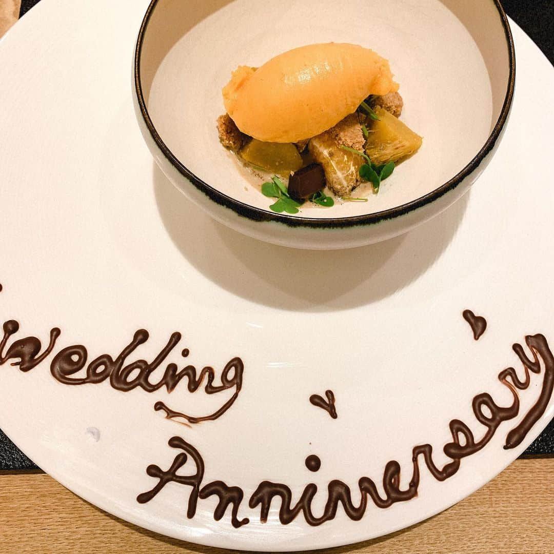 武田るいさんのインスタグラム写真 - (武田るいInstagram)「1年結婚記念日🤵👰dinner🍽 French🍅🥒🧅 いつもありがとう~🥰 #結婚記念日 #dinner #present #🎁 #French #HERMES #tomford」11月28日 15時00分 - rui_1002