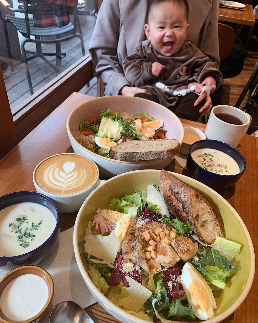 のインスタグラム：「. 2週間ぶりだね🦋 ひょっこりまさと👶🏻💞 #whiteglasscoffee  #博多カフェ」
