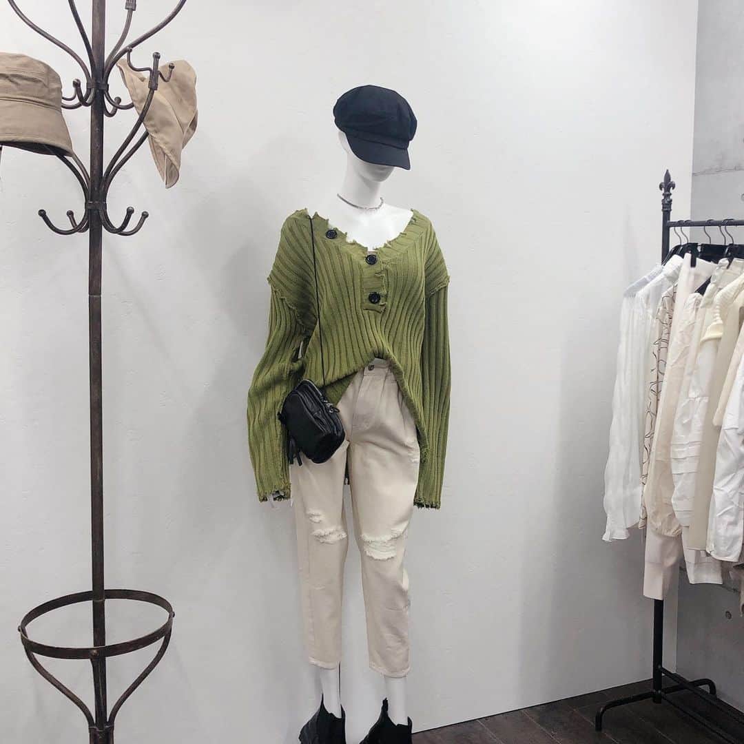 菊池かなこさんのインスタグラム写真 - (菊池かなこInstagram)「. @rogerandraw 展示会👗 カジュアルだけど大人っぽい ドレッシーなデザインも多かった🤍 ダウンと春に着れそうなセットアップげっとしたので また載せます✨ . 12月18日(金)公式ONLINE SHOPがリニューアルオープンします❤︎ . HPからLINEかメルマガ✉️に事前登録すると、 OPEN時に使用できるクーポンをGETできるそうなので 登録してみてね☺︎ . . . ୨୧┈┈┈┈┈┈┈┈┈┈┈┈┈┈┈┈┈୨୧ #rogerandraw#展示会#2021SS#ダウンジャケット #ダウンコート @rogerandraw」11月28日 15時08分 - canana_kanako