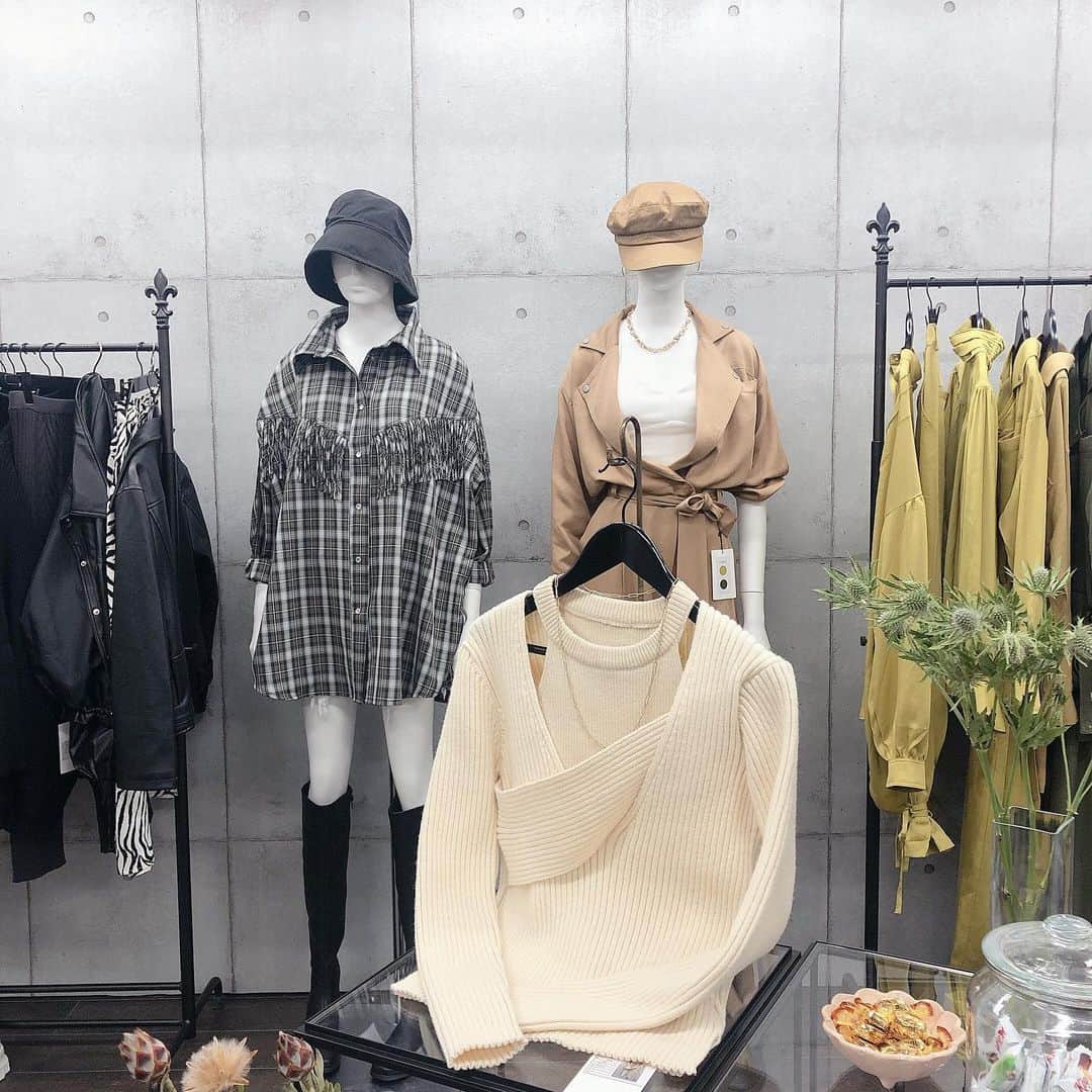 菊池かなこさんのインスタグラム写真 - (菊池かなこInstagram)「. @rogerandraw 展示会👗 カジュアルだけど大人っぽい ドレッシーなデザインも多かった🤍 ダウンと春に着れそうなセットアップげっとしたので また載せます✨ . 12月18日(金)公式ONLINE SHOPがリニューアルオープンします❤︎ . HPからLINEかメルマガ✉️に事前登録すると、 OPEN時に使用できるクーポンをGETできるそうなので 登録してみてね☺︎ . . . ୨୧┈┈┈┈┈┈┈┈┈┈┈┈┈┈┈┈┈୨୧ #rogerandraw#展示会#2021SS#ダウンジャケット #ダウンコート @rogerandraw」11月28日 15時08分 - canana_kanako