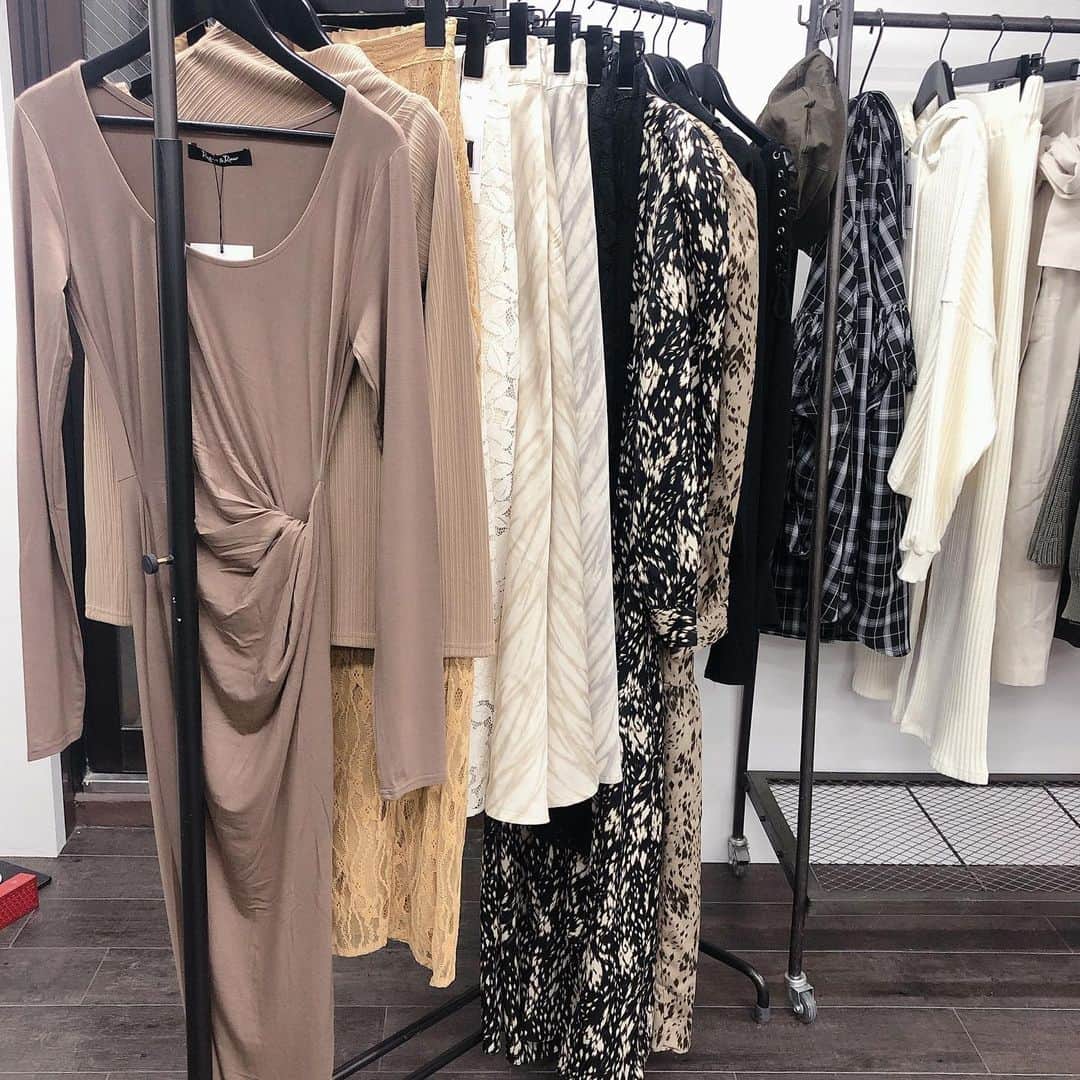 菊池かなこさんのインスタグラム写真 - (菊池かなこInstagram)「. @rogerandraw 展示会👗 カジュアルだけど大人っぽい ドレッシーなデザインも多かった🤍 ダウンと春に着れそうなセットアップげっとしたので また載せます✨ . 12月18日(金)公式ONLINE SHOPがリニューアルオープンします❤︎ . HPからLINEかメルマガ✉️に事前登録すると、 OPEN時に使用できるクーポンをGETできるそうなので 登録してみてね☺︎ . . . ୨୧┈┈┈┈┈┈┈┈┈┈┈┈┈┈┈┈┈୨୧ #rogerandraw#展示会#2021SS#ダウンジャケット #ダウンコート @rogerandraw」11月28日 15時08分 - canana_kanako