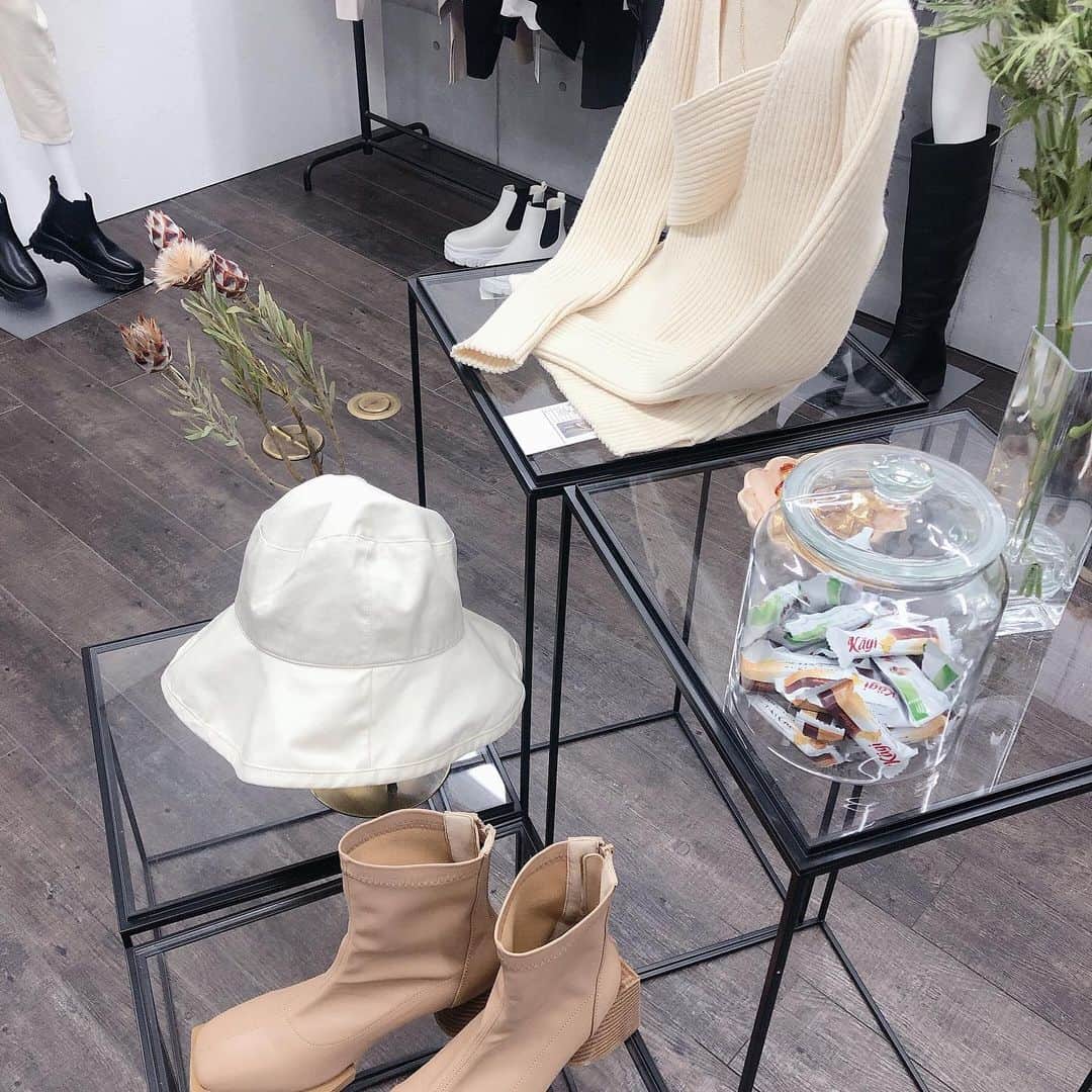 菊池かなこさんのインスタグラム写真 - (菊池かなこInstagram)「. @rogerandraw 展示会👗 カジュアルだけど大人っぽい ドレッシーなデザインも多かった🤍 ダウンと春に着れそうなセットアップげっとしたので また載せます✨ . 12月18日(金)公式ONLINE SHOPがリニューアルオープンします❤︎ . HPからLINEかメルマガ✉️に事前登録すると、 OPEN時に使用できるクーポンをGETできるそうなので 登録してみてね☺︎ . . . ୨୧┈┈┈┈┈┈┈┈┈┈┈┈┈┈┈┈┈୨୧ #rogerandraw#展示会#2021SS#ダウンジャケット #ダウンコート @rogerandraw」11月28日 15時08分 - canana_kanako