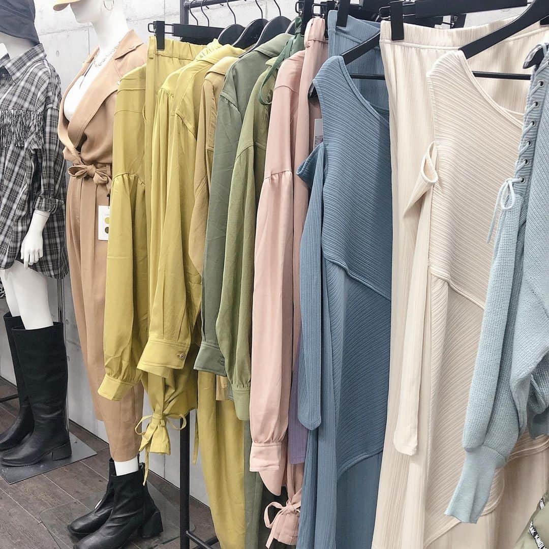 菊池かなこのインスタグラム：「. @rogerandraw 展示会👗 カジュアルだけど大人っぽい ドレッシーなデザインも多かった🤍 ダウンと春に着れそうなセットアップげっとしたので また載せます✨ . 12月18日(金)公式ONLINE SHOPがリニューアルオープンします❤︎ . HPからLINEかメルマガ✉️に事前登録すると、 OPEN時に使用できるクーポンをGETできるそうなので 登録してみてね☺︎ . . . ୨୧┈┈┈┈┈┈┈┈┈┈┈┈┈┈┈┈┈୨୧ #rogerandraw#展示会#2021SS#ダウンジャケット #ダウンコート @rogerandraw」