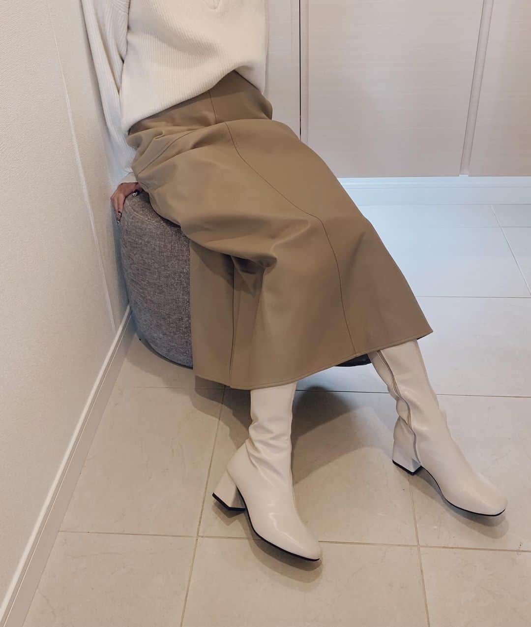 藤木祐凪のインスタグラム：「お出かけ前に📸 @chiik.official のロングブーツ👢 足首が細く見える🥺✨」