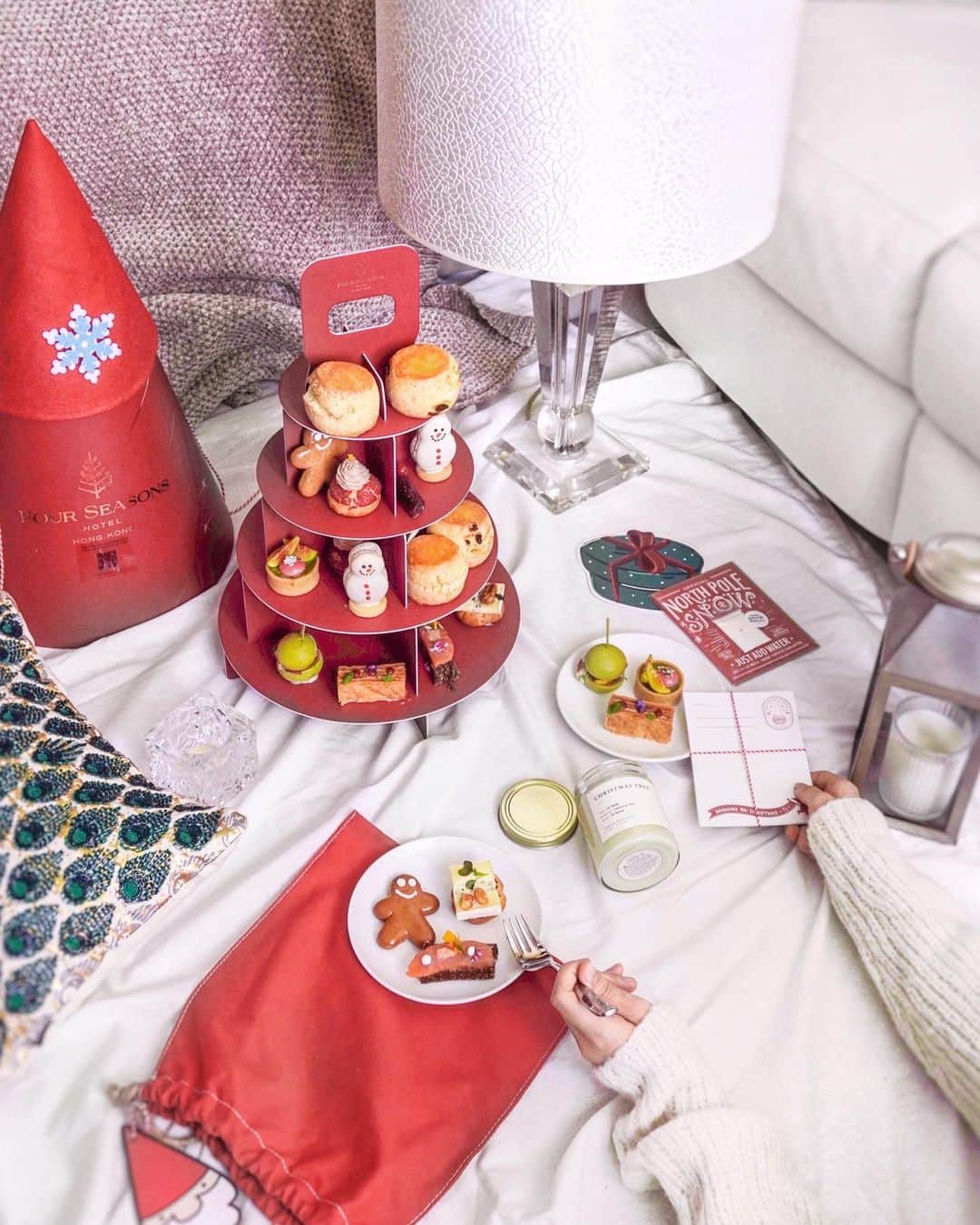 Moanna S.さんのインスタグラム写真 - (Moanna S.Instagram)「🎄This festive season, let Four Seasons Hong Kong serve you their specially curated array of delicious sweet treats and unique savoury bites at home. 🧚🏼‍♀️  @fshongkong also offers delivery for the set besides pick-up!🎅🏽 — Don’t miss the chance to win a Four Seasons Staycation if you order a set, just snap 📸 & share with tags #FSfillyourheart #FShongkong!」11月28日 15時12分 - moannaxdessire