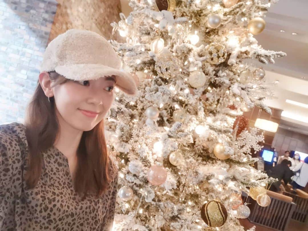 杉山由紀子さんのインスタグラム写真 - (杉山由紀子Instagram)「下着もおnewに♫ * 最近断捨離しまくりの杉山です。 来月引っ越し予定なのであらゆるものを断捨離中♫ * その中でも下着って気持ちの入れ替えにめっちゃ大事✨ 選ぶ下着の色でも自分のいまの状態すこしわかるもんなー(笑) * * 最近新調したのはravimeの綺麗なグリーンの上下set♫ ( @ravi.me ) * * 初の色味でしたが個人的にはかなりツボ❤ ダークカラーの洋服が増える冬は特に下着は色のあるものをつけたいな♫ * 後ろのレースの感じも凄く可愛くて一目惚れ✨✨✨ つけた感じも凄く可愛くて着心地もgoodでした♫ * * クリスマスにもよき色ですね❤ クリスマスはみなさんどんな予定ですか？✨✨ * * #ravime #ラヴィミー #ランジェリー #下着 #ravime_lovemyself #PR #クリスマス #レース #可愛い #ラブリー #グリーン」11月28日 15時13分 - yukikosugiyama
