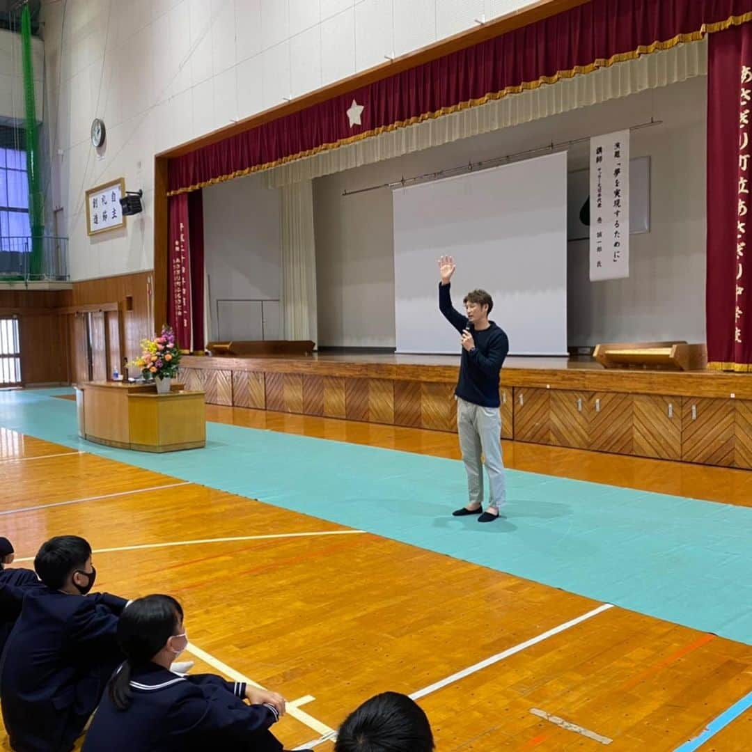 巻誠一郎さんのインスタグラム写真 - (巻誠一郎Instagram)「最近の近況を！  11月17日は熊本市の委託で白坪小学校にて講演とサッカーの授業を。  今年で3年目ですが、なんとか熊本市の小中学校全校回りたいな！！  11月19日は阿蘇中学校へ。  11月24日はあさぎり中学校へ。  こちらは熊本県からの委託でオリパラムーブメント事業の講演を。  最近やっと熊本内では講演等が開催出来るようになってきましたが、またコロナウィルスの感染者数が全国的に増えてきていますね。  先ずはしっかりと自分で対策出来る事をやりながら、気を引き締めないとな。  ただ、いつも子供たちのイキイキとした目の輝きが活力になります！  #講演 #熊本市 #熊本県 #巻誠一郎」11月28日 15時16分 - makiseiichiro9