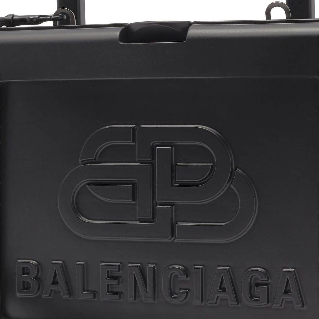 HYPEBEASTさんのインスタグラム写真 - (HYPEBEASTInstagram)「@hypebeaststyle: @balenciaga is continuing to be playful with the release of its BB-embossed cross-body lunch box bag. Made from acetate, the accessory features a detachable leather strap as well as a structured handle branded with Balenciaga’s moniker. Find it now available on @matchesfashion’s website for $1,980 USD.⁠⠀ Photo: Matches Fashion」11月28日 15時17分 - hypebeast