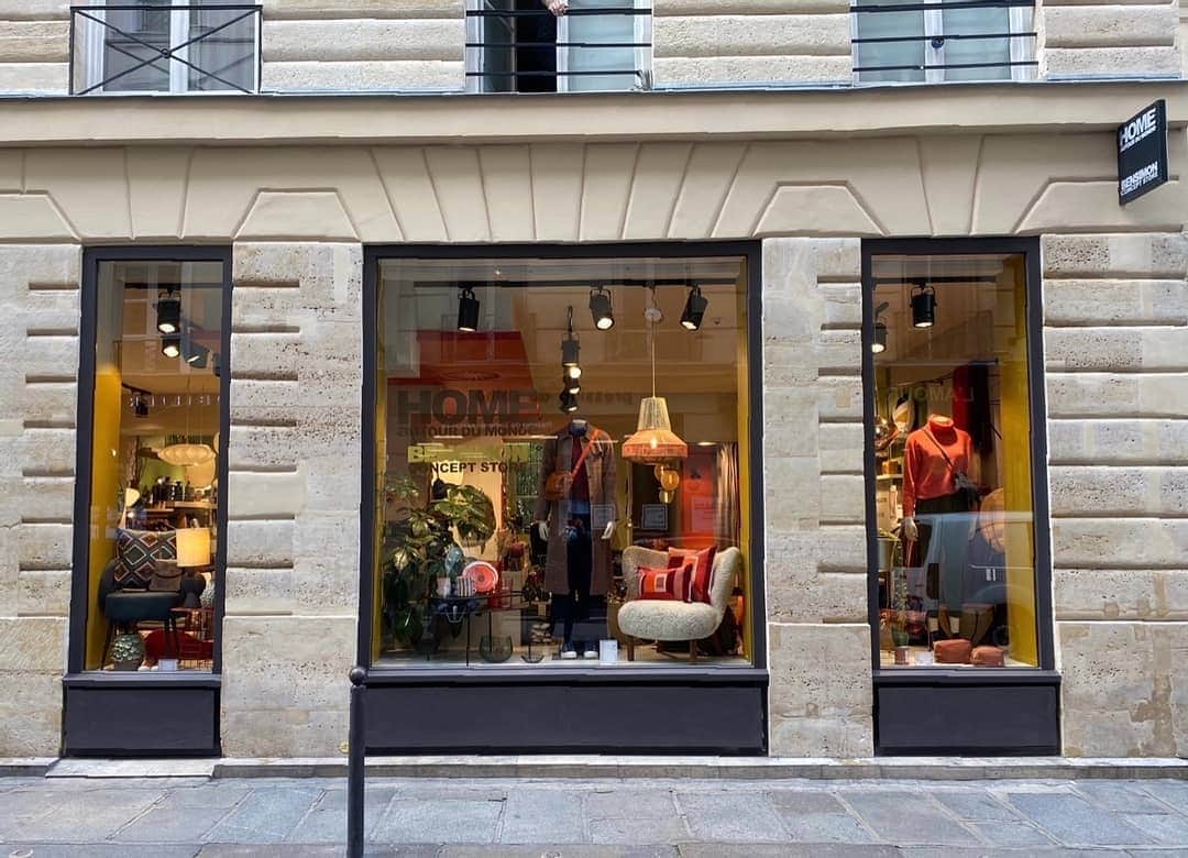 ベンシモンのインスタグラム：「Réouverture de nos boutiques ! ✨ ​Toutes nos équipes sont heureuses de vous accueillir dès aujourd'hui dans nos concept stores pour vous faire découvrir notre nouvelle collection et vous conseiller dans vos achats de Noël ! 🛍  ​🤫 Pssst, nos ventes privées sont aussi disponibles dans nos boutiques, c'est le moment de filer en profiter ! 😉  ​#bensimon #mode #decoration #tennis #noel #christmas  ​ ​」