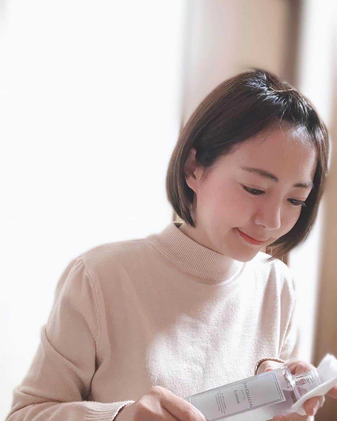 うえむらちかのインスタグラム：「最近夜更かし気味だったので、週末はしっかりスキンケアでお肌も休息😴﻿ ﻿ ヒト型幹細胞、ヒト型セラミドなどの美容成分が高濃度配合された﻿ #ヒト肝細胞化粧水﻿ ﻿ サラリというよりは﻿ お肌を包み込んでくれるしっとりさ✨﻿ ﻿ そろそろ乾燥に打ち勝たないといけない季節になってきましたね〜🍃﻿  ﻿ ﻿ #joiecellule #ジョワセリュール #話題のコスメ #ヒト幹細胞 #ヒト幹細胞コスメ #ローション  #lotion #pr #cosmetichika」