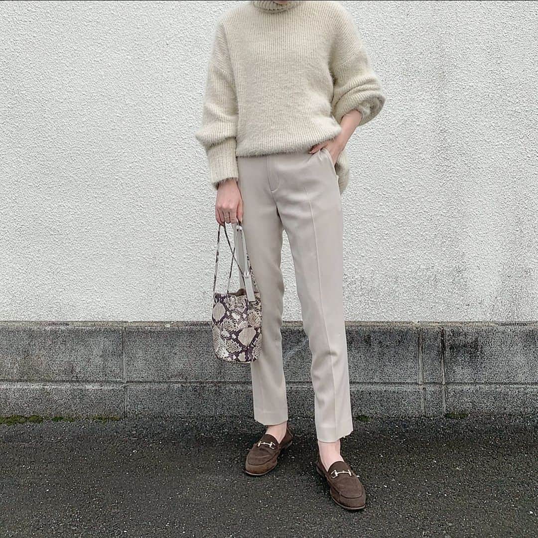 ukapiのインスタグラム：「⠀ ⠀ 全身真っ白だ🐑🤍 ⠀ @solace___official  の#シャギーニット #ソレイス#solace」