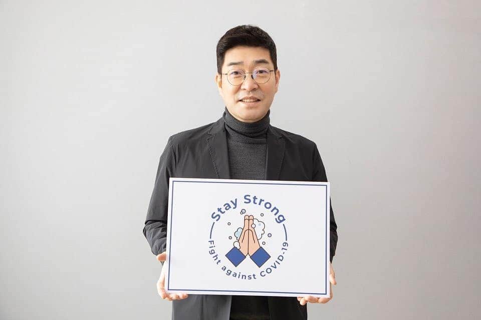 ソン・ヒョンジュさんのインスタグラム写真 - (ソン・ヒョンジュInstagram)「#스테이스토롱#stay_strong_campaign#안녕하세요 손현주입니다.중앙자살예방센터 백종우 센터장님의 지목으로 '스테이스트롱'캠페인에 참여하게 됐습니다.코로나19 확산방지를 위해,각자의 자리에서 애써주시는 모든분들을 응원합니다.개인위생 철저히_거리두기 철저히 그리고,언제나 #마음은 가까이!!stay strong campaign에 여러분도 함께해 주세요. *캠페인에 참여 기회를 주신 '중앙자살예방센터 백종우센터장'님께 감사 드립니다.고맙습니다. #스테이스트롱 #stay_strong_campaign」11月28日 15時24分 - sonhyunjoo1000
