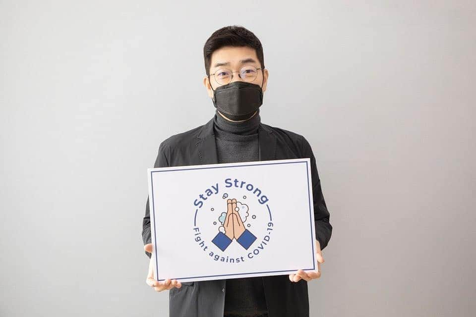 ソン・ヒョンジュのインスタグラム：「#스테이스토롱#stay_strong_campaign#안녕하세요 손현주입니다.중앙자살예방센터 백종우 센터장님의 지목으로 '스테이스트롱'캠페인에 참여하게 됐습니다.코로나19 확산방지를 위해,각자의 자리에서 애써주시는 모든분들을 응원합니다.개인위생 철저히_거리두기 철저히 그리고,언제나 #마음은 가까이!!stay strong campaign에 여러분도 함께해 주세요. *캠페인에 참여 기회를 주신 '중앙자살예방센터 백종우센터장'님께 감사 드립니다.고맙습니다. #스테이스트롱 #stay_strong_campaign」