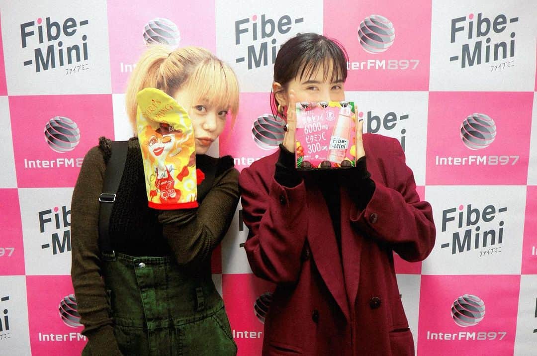 ラブリのインスタグラム：「11月限定のスペシャルプログラム 【Fibe-Mini presents plus on radio 】  毎週1組気になるゲストのお話を私ラブリがDJとしてお話します。  最終回である第4回目のゲストはCharaさんでした🥰　@chara_official_   OAではON/OFFの切り替え方やプライベートタイムの過ごし方など、日頃聞けないことを聞けましたよ💫（radikoで聴けるよ〜）  そしてリスナーの皆さんにCharaさんの直筆サイン入りオリジナルグッズ「CCCミトン」＆食物センイがたっぷり摂れるさわやか微炭酸、トクホのファイブミニ（@fibemini_jp）などの詰合せが当たるプレゼントキャンペーンも実施してます！  TwitterのinterFMをフォローしてプレゼントツイートをRTしてね！ #InterFM897 #Fibe-Mini #ファイブミニ #プレゼント #Chara  @interFM897」