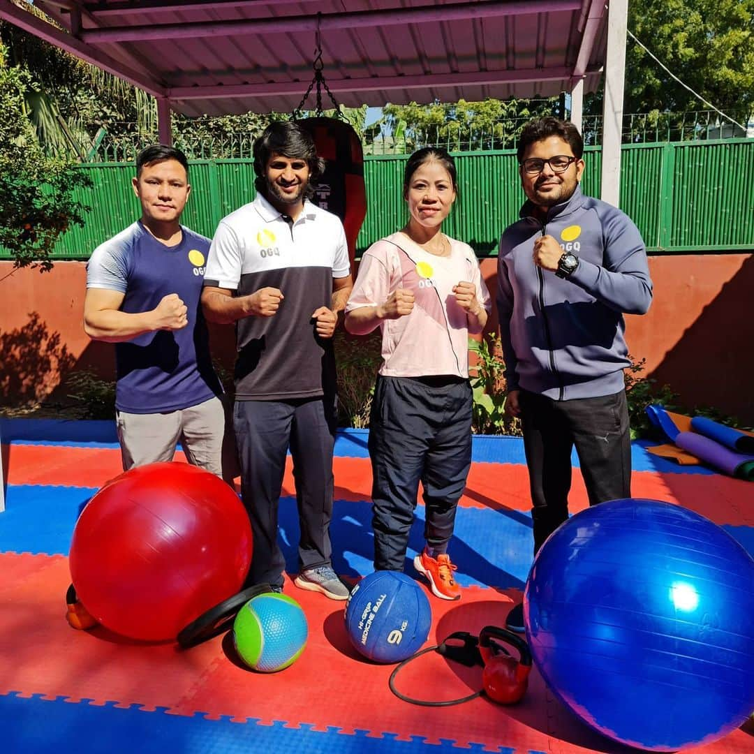 Mary Komさんのインスタグラム写真 - (Mary KomInstagram)「Crawling is Acceptable, Falling is Acceptable, Puking is Acceptable, Crying is Acceptable, Blood is Acceptable, Pain is Acceptable  BUT QUITING IS NOT..With my young energy team. Thank you @olympicgoldquest @chhotelal_boxing_coach @sumyahalder」11月28日 15時32分 - mcmary.kom