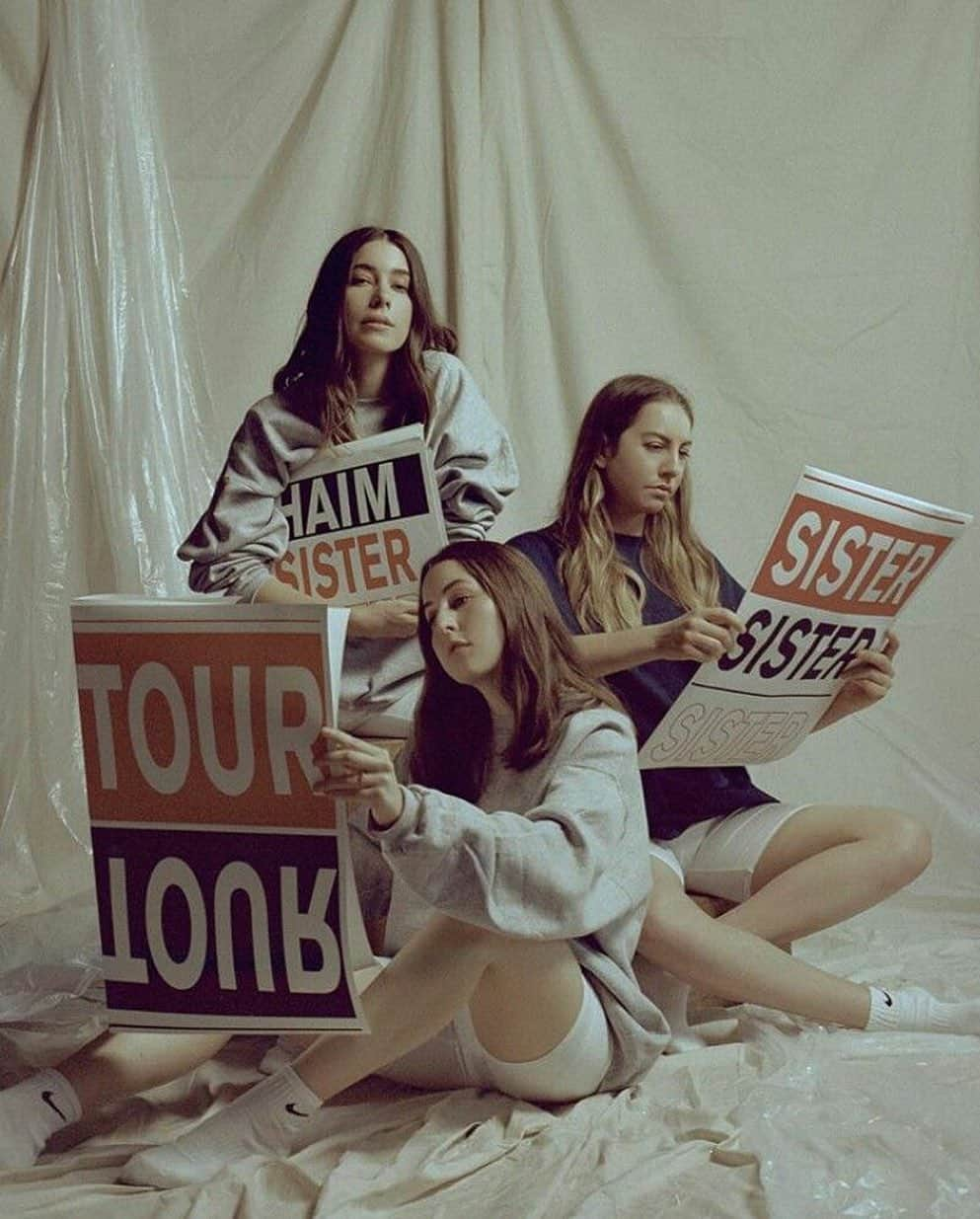 ハイムのインスタグラム：「feeling nostalgic today. we. miss. TOUR. please tell us your fave shows/ songs from us. some good memories ?? ANYTHING. maybe story some fun moments and we’ll repost??? we just miss u 😭😭😭」