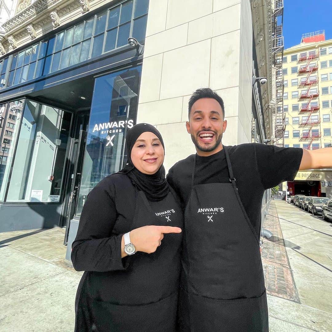 Anwar Jibawiのインスタグラム：「OPENING OUR FIRST RESTAURANT TOMORROW! SATURDAY NOV.28! We are exited to bring our food to you through Take-Out and Delivery. Due to the pandemic, we cannot bring you the full Anwar’s Kitchen experience but once it is safe to do so, we will be excited to share that experience with you. For now, enjoy the amazing food! Love you all! #AnwarsKitchen #HalaFood @anwarskitchenla」