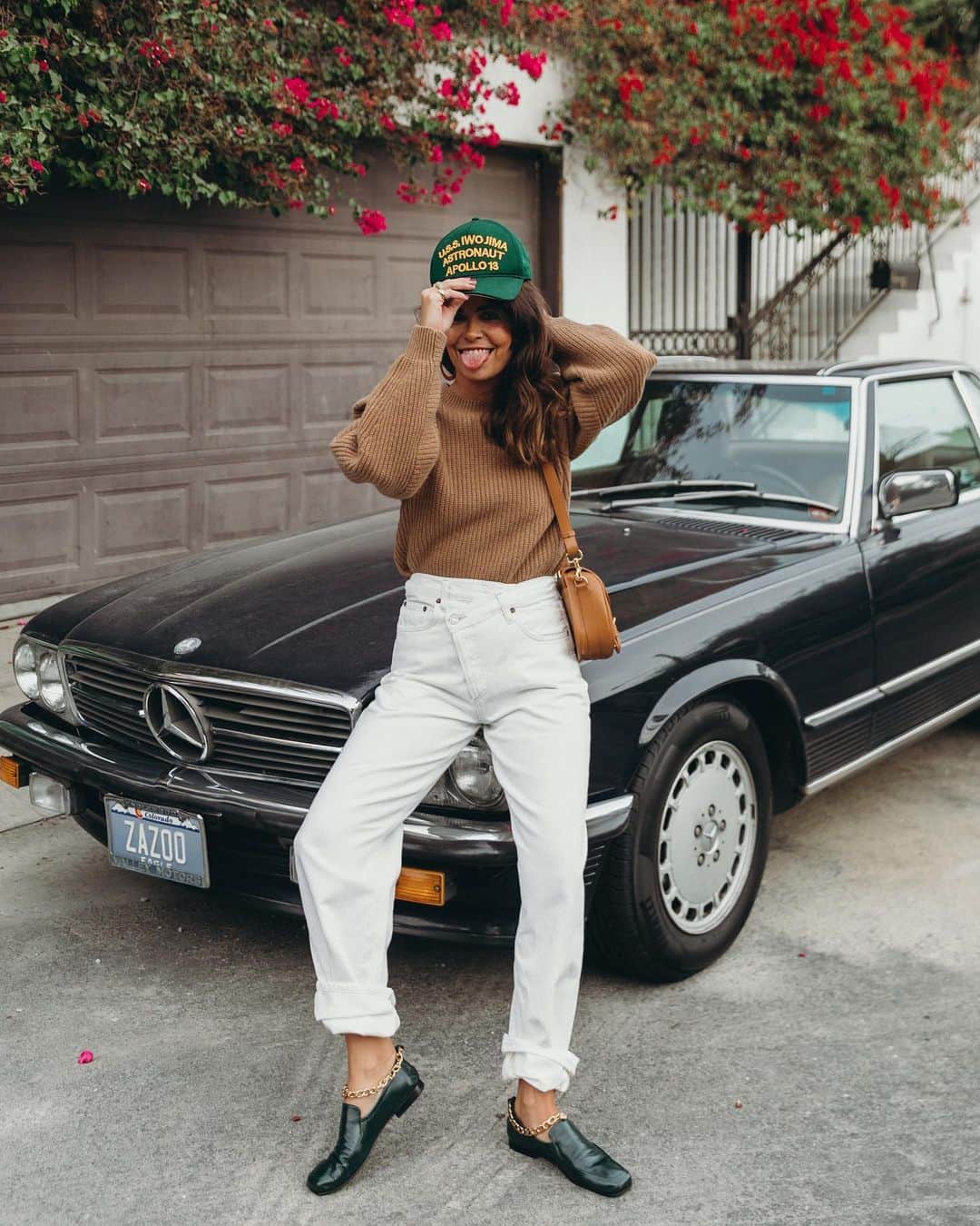 Collage Vintageのインスタグラム：「Did you know you can steal many more clothes from your boyfriend’s closet rather than his shirts? I’ve stolen all his caps 🤫🧢 Link to the outfit on stories 😘」