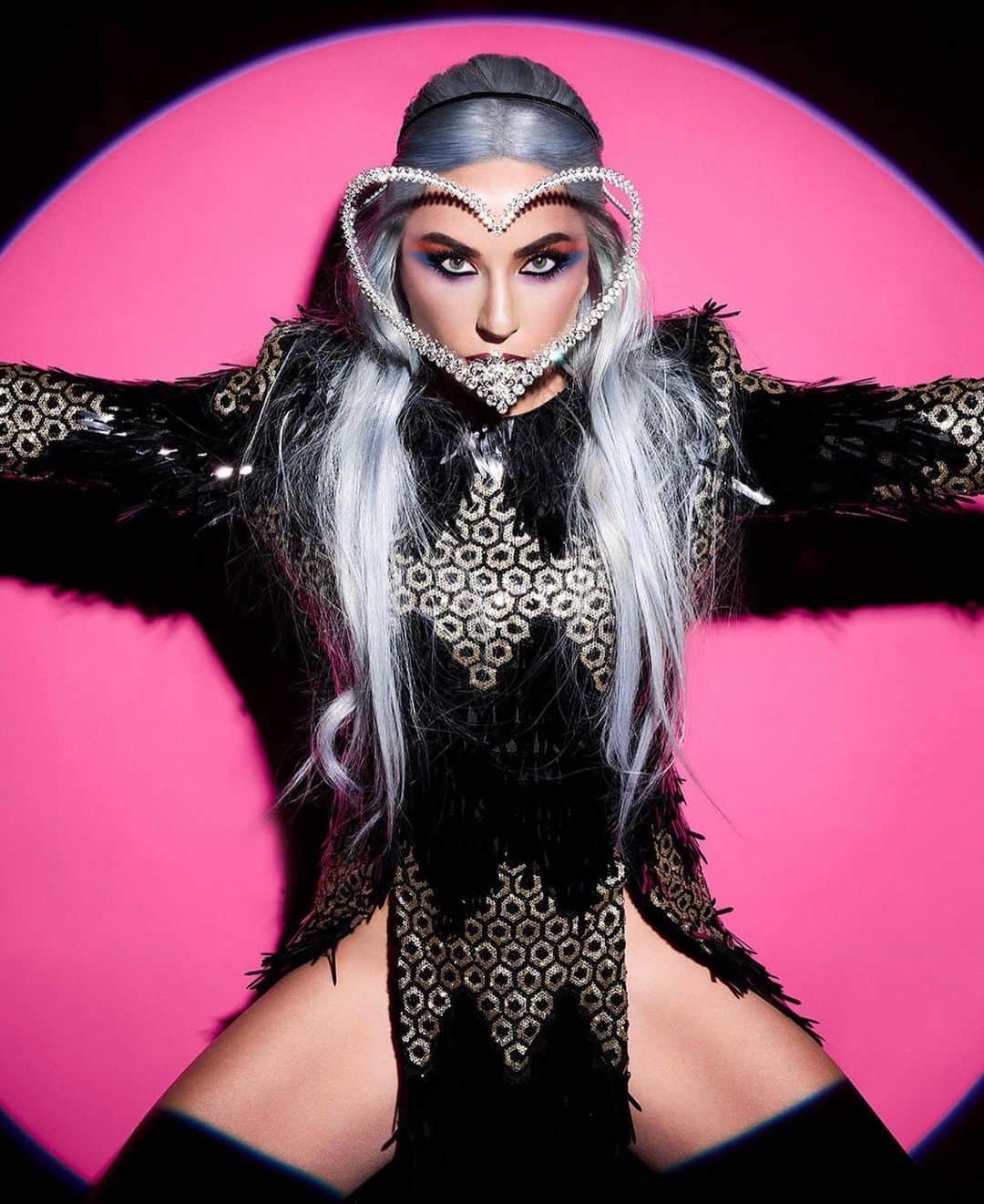 ニコラ・フォルミケッティのインスタグラム：「Happy #blackfriday 🖤 @hauslabs @ladygaga」