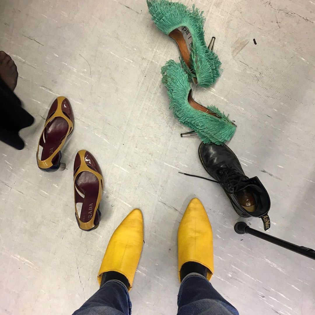 スタースタイリングのインスタグラム：「...shoes around.... #shoesfetish #pradashoes #prada #starstyling #mulackstrasse」