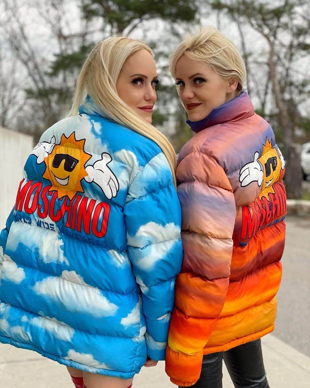 Moschinoさんのインスタグラム写真 - (MoschinoInstagram)「💙💕❣️#Repost @beckermantwins ・・・ The sky’s the limit ⛅️ 🛹 ⛅️ Wearing @moschino x @palaceskateboards Collab @itsjeremyscott made with peace and love✌🏻❤️ #beckermantwins #moschino #palaceskateboards」11月28日 6時50分 - moschino