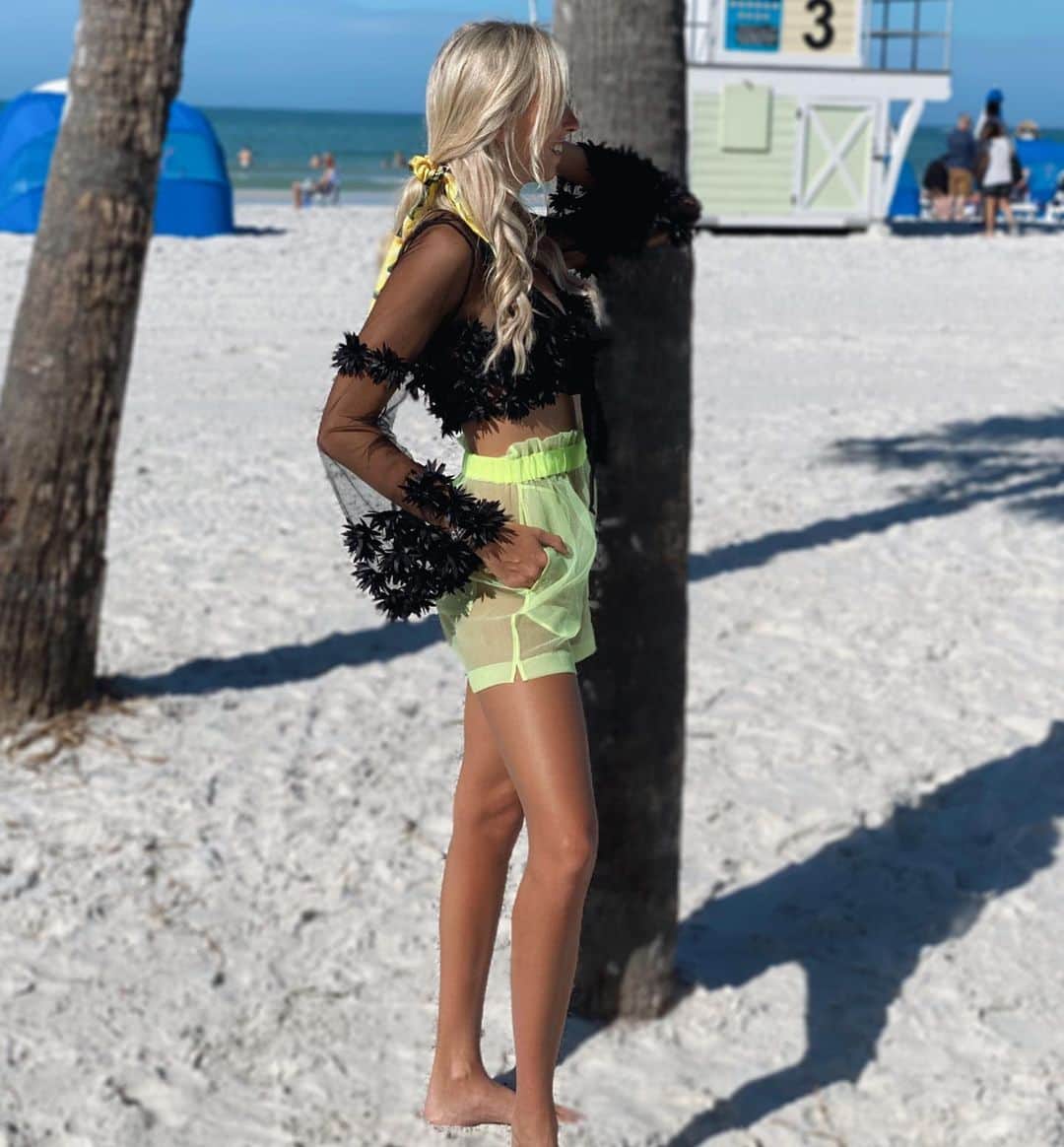 Elise Lobbさんのインスタグラム写真 - (Elise LobbInstagram)「⛳️ then 🌴☀️😍 @fashionnova  fashionnovapartner  shop their Black Friday and cyber Monday!  #beach #beachlife」11月28日 7時05分 - eliselobb